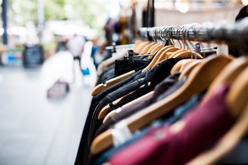 magasin-LA ROQUEBRUSSANNE-min_blur_close_up_focus_hanger_jacket_market_people_rack-1176303