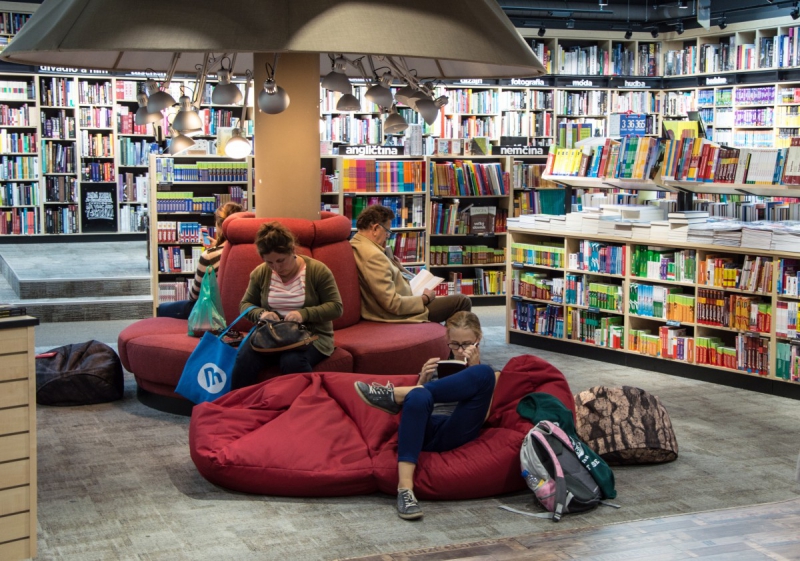 magasin-LA ROQUEBRUSSANNE-min_books_bookstore_book_reader_readers_reading_shop_sale_books-849006