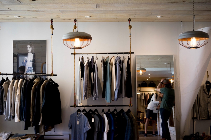 magasin-LA ROQUEBRUSSANNE-min_clothing_store_shop_boutique_men's_fashion_clothes_business_retail_shopping-1062572
